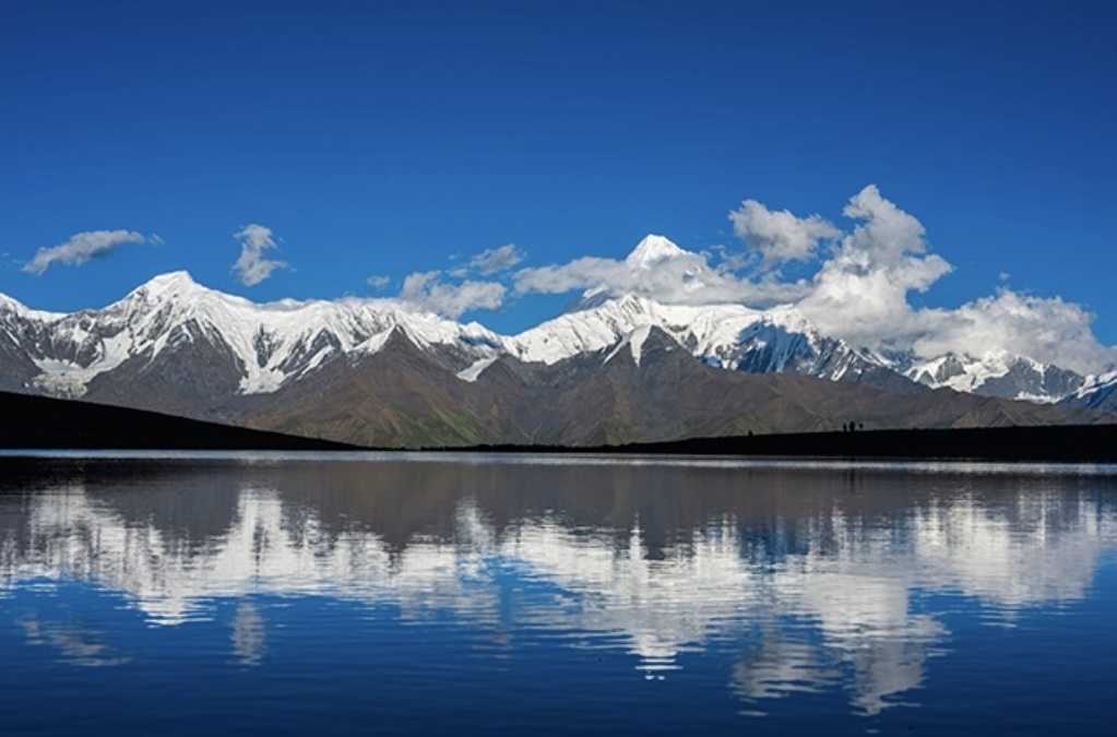 Lengga Lake (4,550 m) — the mirror under Gongga